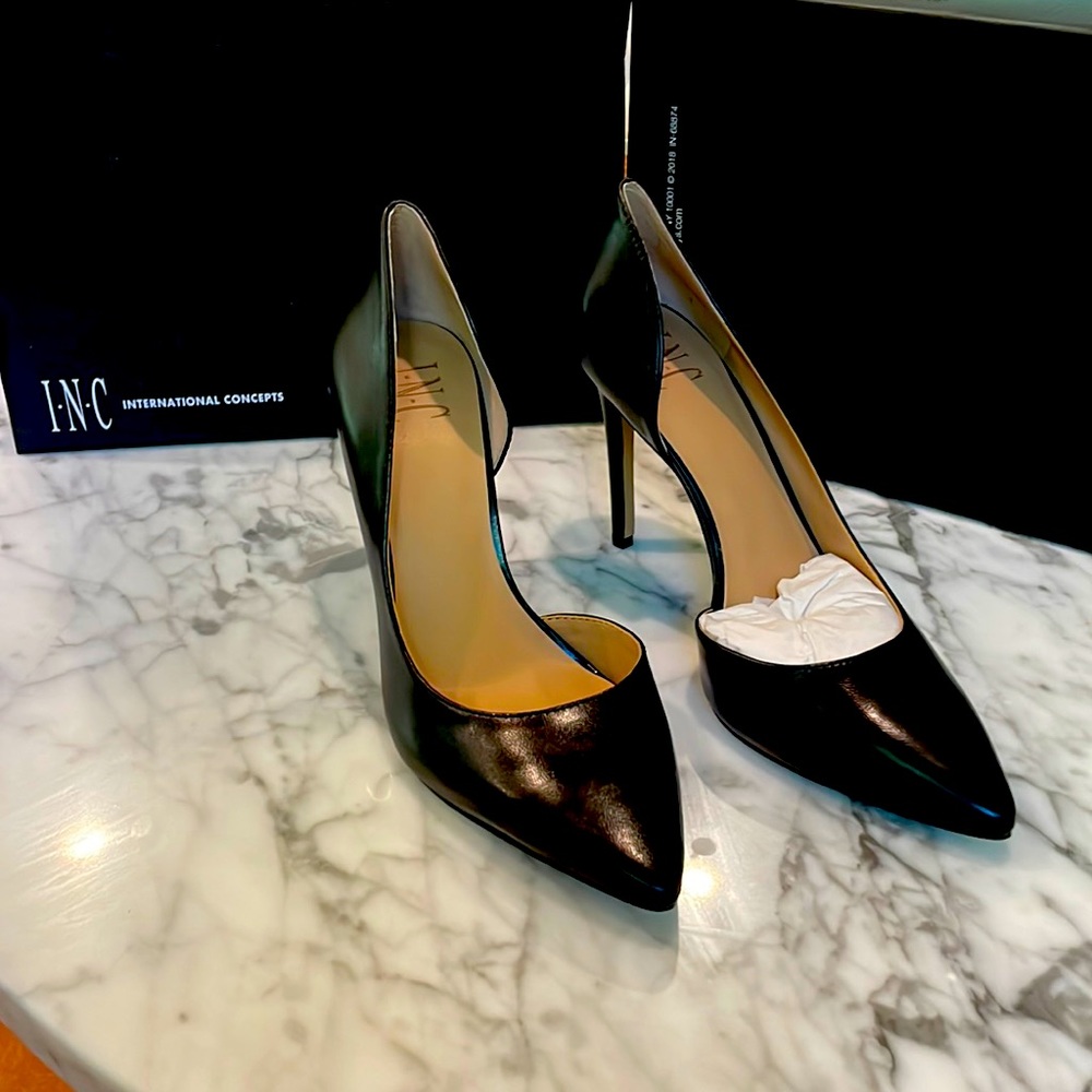 NEW INC Kenjay Black pumps in original box